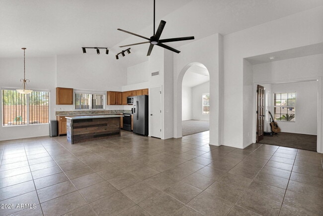 Building Photo - 360 S Pineview Dr