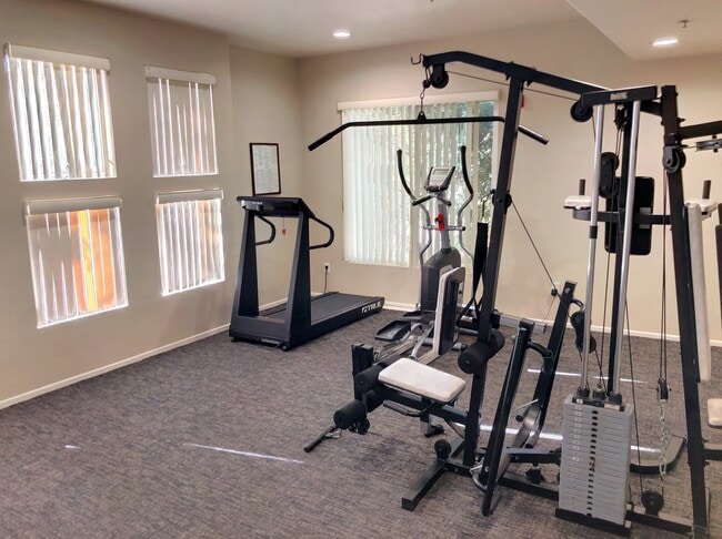 Building Photo - Top-Floor large condo on tree-lined street