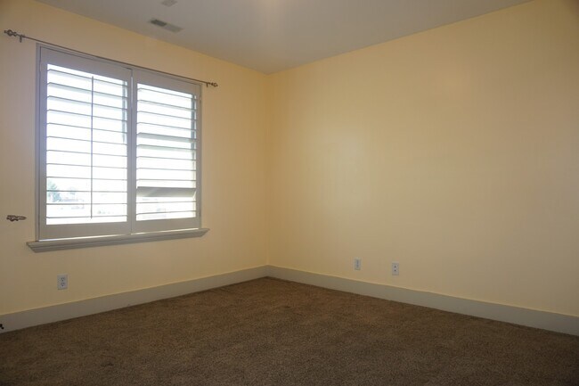 Building Photo - Gorgeous 4 Bedroom Sandy Home "Pet Friendly"