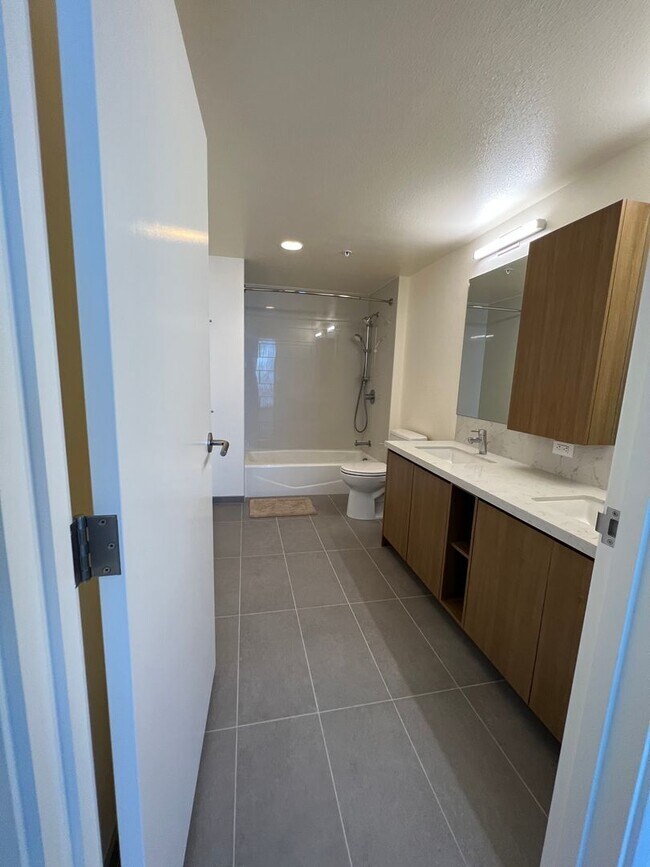 Building Photo - ** 2 BEDROOM 2 BATH** 2 covered PARKING, O...