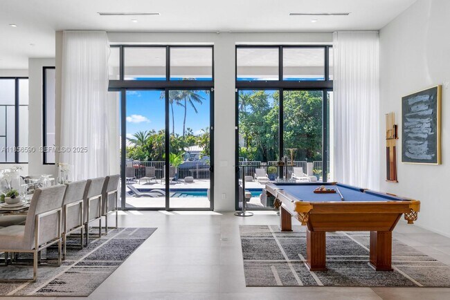 Building Photo - 2700 NE 18th St