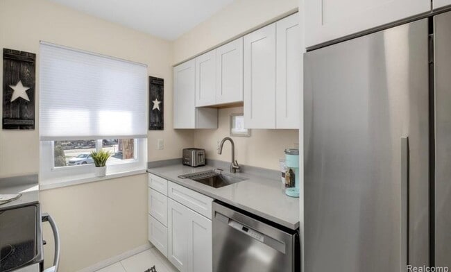 Building Photo - 1723 E 14 Mile Rd