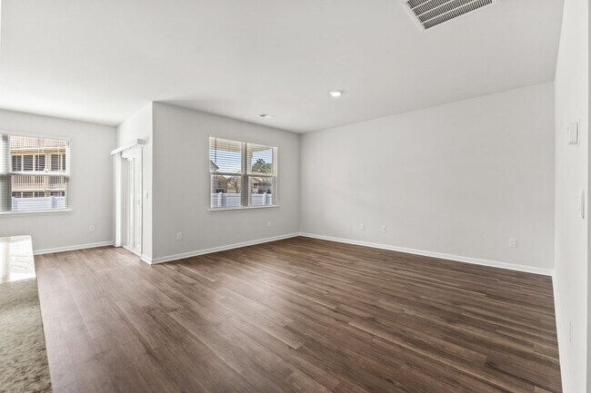 Building Photo - 1005 Sennema Cir