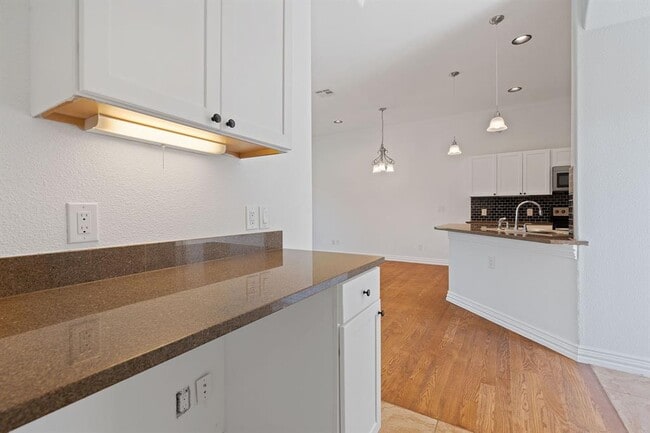 Building Photo - 404 Mesa Dr