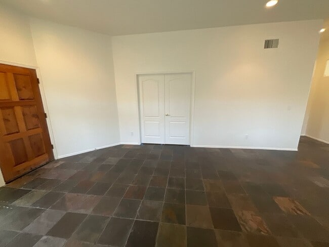 Building Photo - Great northeast location on cul-de-sac, 3 car garage