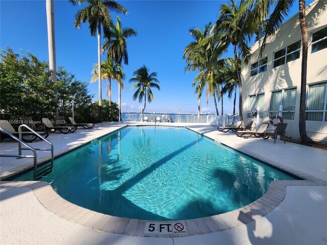 Building Photo - 1625 Kennedy Cswy