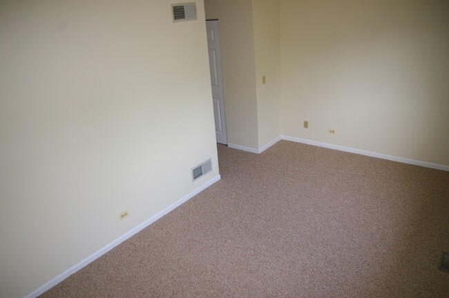 Building Photo - 315 Creekside Dr