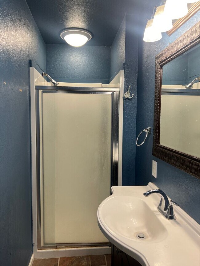 Building Photo - 3 bed 2 bath Move In Ready!