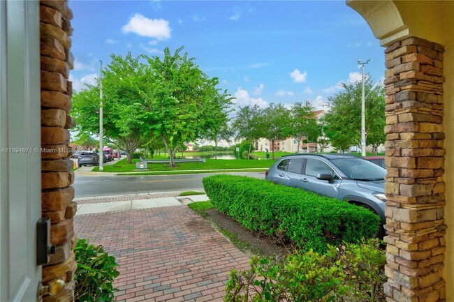 Building Photo - 1010 NW 102 Ct