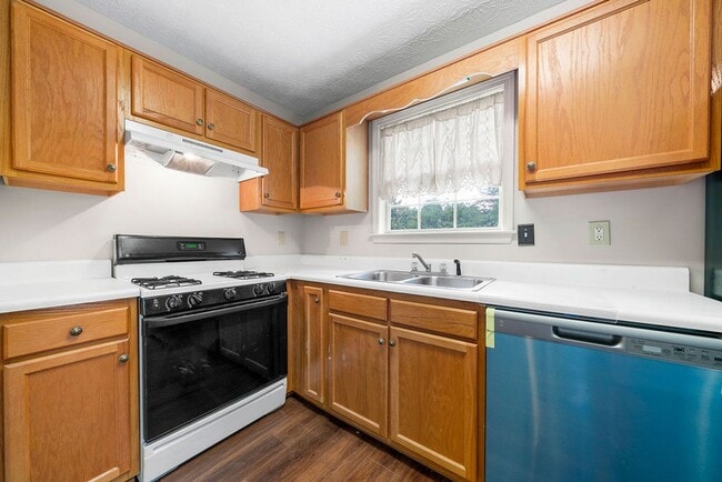 Building Photo - SPACIOUS 3 BED /2 BATH HOME