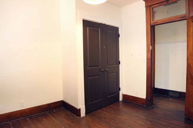 Building Photo - 637 Mathews St