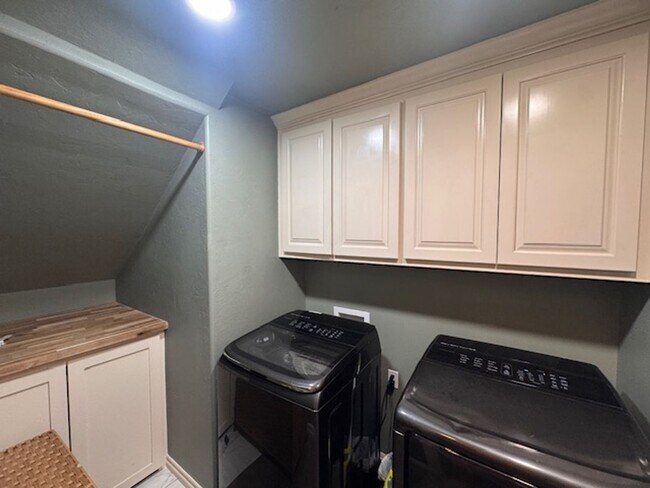 Building Photo - WOW! This home has it all, 3 full bathrooms, 5 true bedrooms AND a bonus room. great outdoor spac...