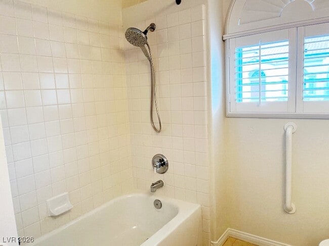 Building Photo - 16 Oak Hollow Ct