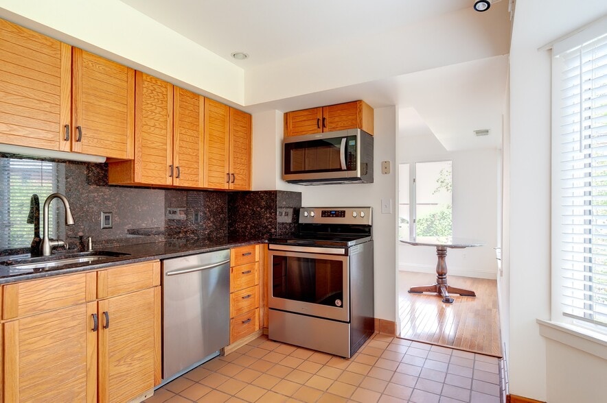 Building Photo - 475 Arsenal St