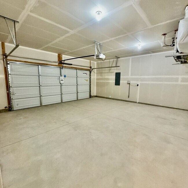 Building Photo - Brand New Built Home move in ready!