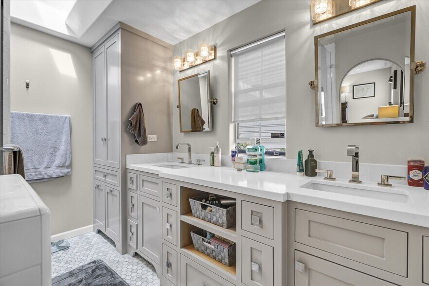 Building Photo - 2740 Highland Way