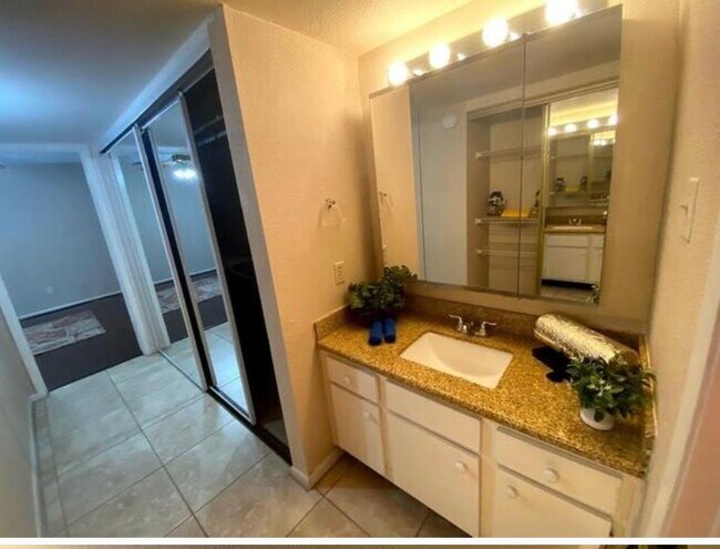 Building Photo - 9000 Bissonnet St