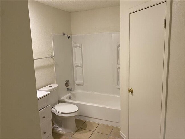 Building Photo - GREAT 2/2/1 DUPLEX
