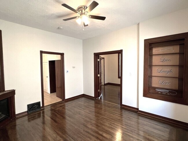 Building Photo - Beautiful original woodwork!  3 bed South Omaha home!