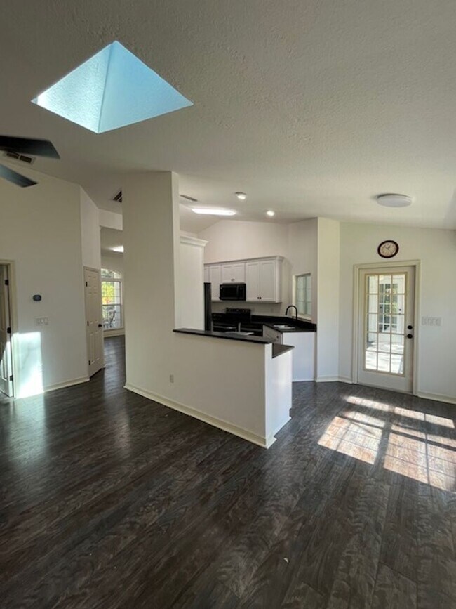Building Photo - Beautiful and completely Renovated 3/2 fen...