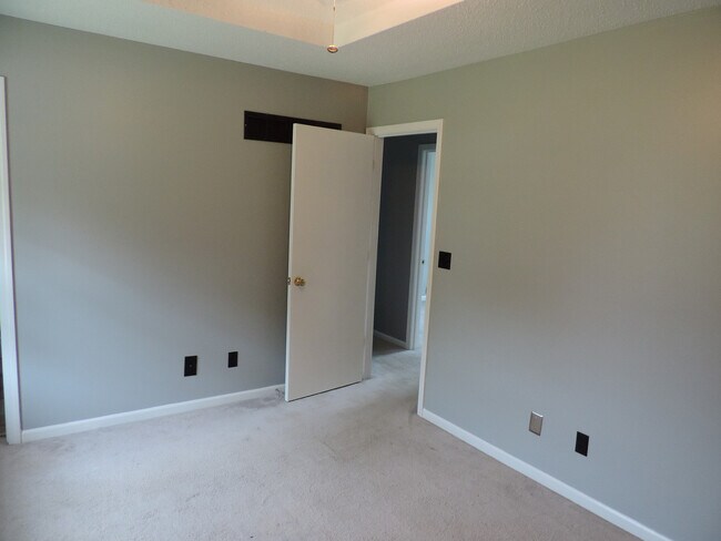 Building Photo - A Spacious 3 Bedroom Home in a Great Locat...