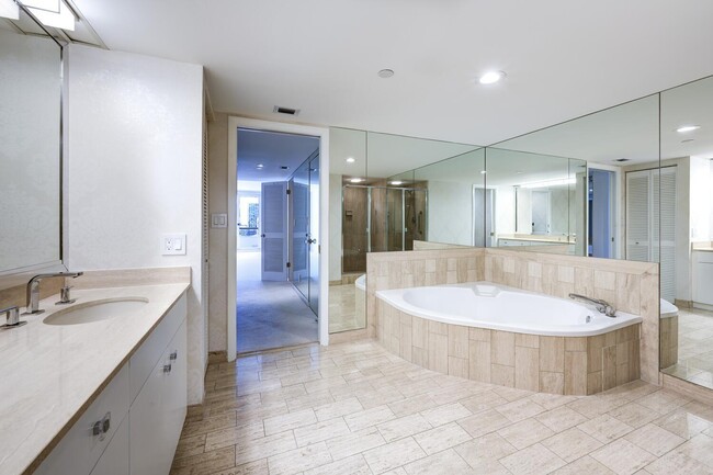 Building Photo - 525 S Flagler Dr