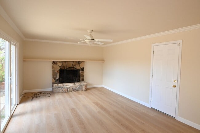 Building Photo - Beautiful home with AC in PRIME Santa Clara location - 3 bd / 2 bath coming soon!