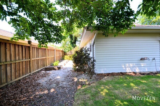 Building Photo - 1210 Smith Bay Cir W