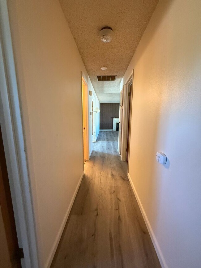 Building Photo - Stunning Pet Friendly Three Bedroom Corval...