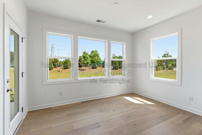 Building Photo - 4016 Dahlia Dr
