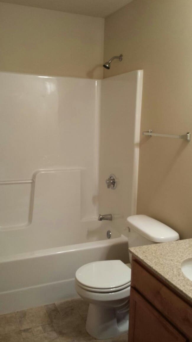 2nd Floor Main Bathroom - 6051 Glenbrook Ln