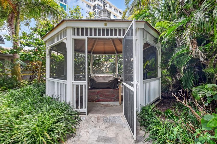 Building Photo - 1000 Lowry St