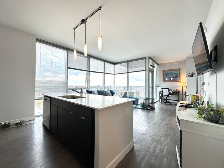 Building Photo - 1000 S Clark St