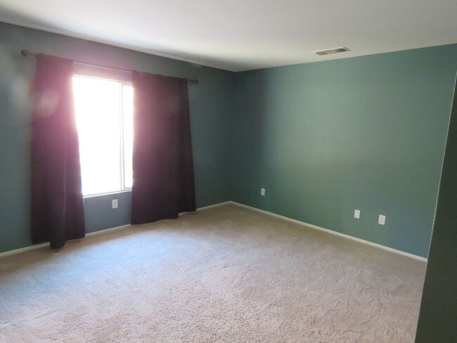 Building Photo - 5 Bedroom in quiet community!