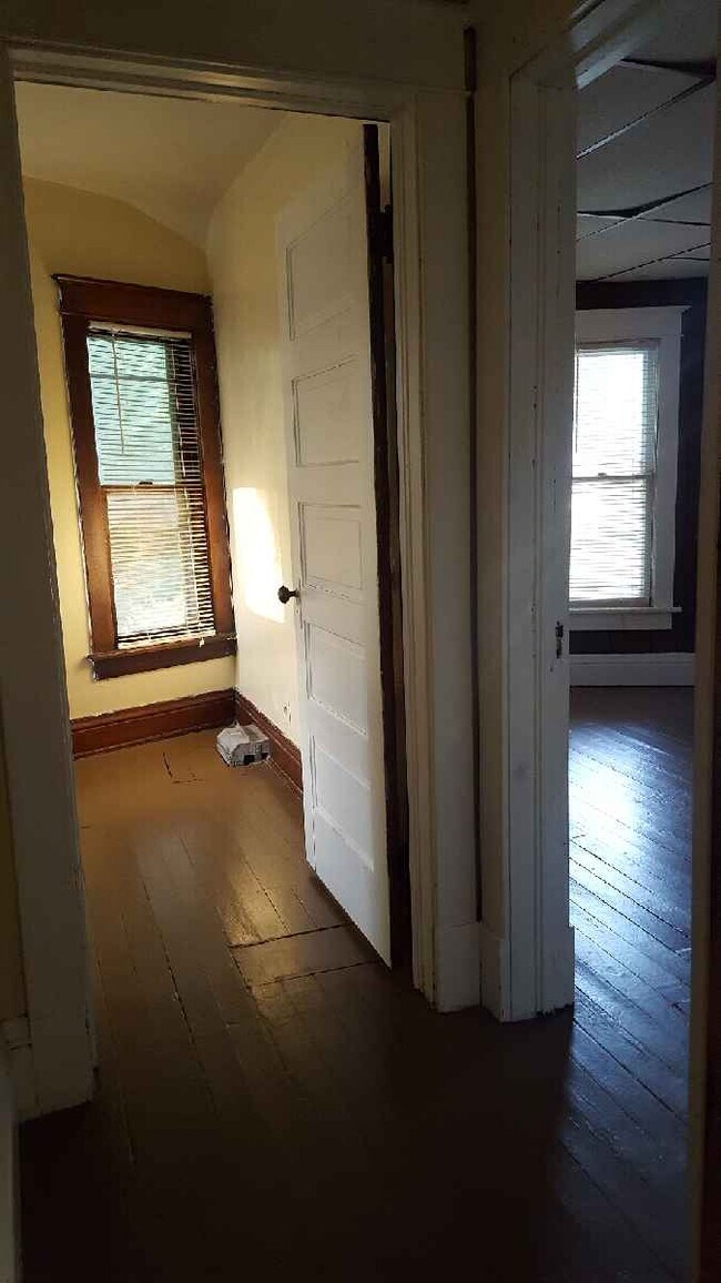 Building Photo - 1122 Wellington St