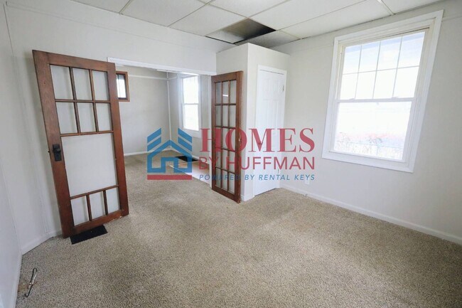 Building Photo - Two Bedroom House