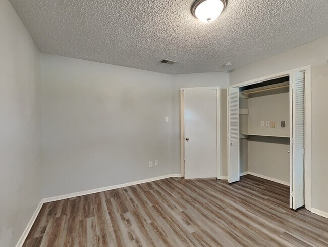 Building Photo - 1505 Wade Dr