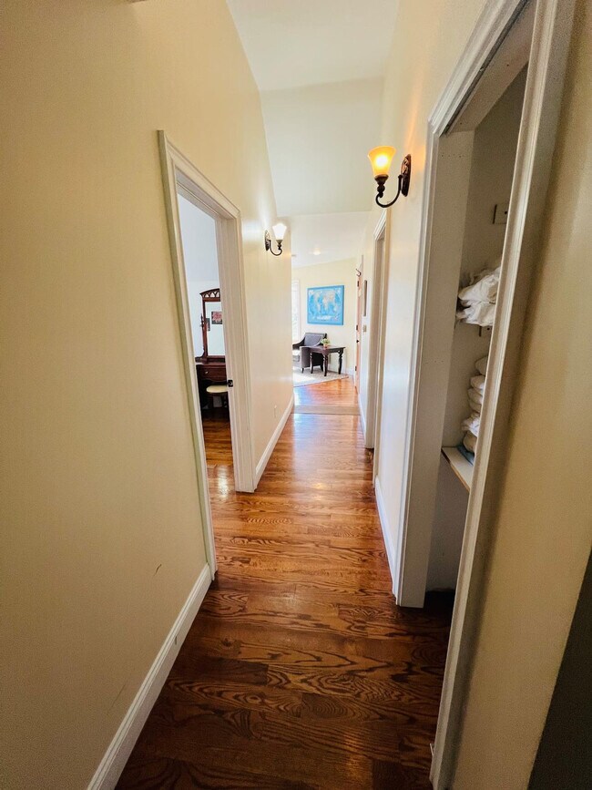 Building Photo - 3209 W Fairview Pl