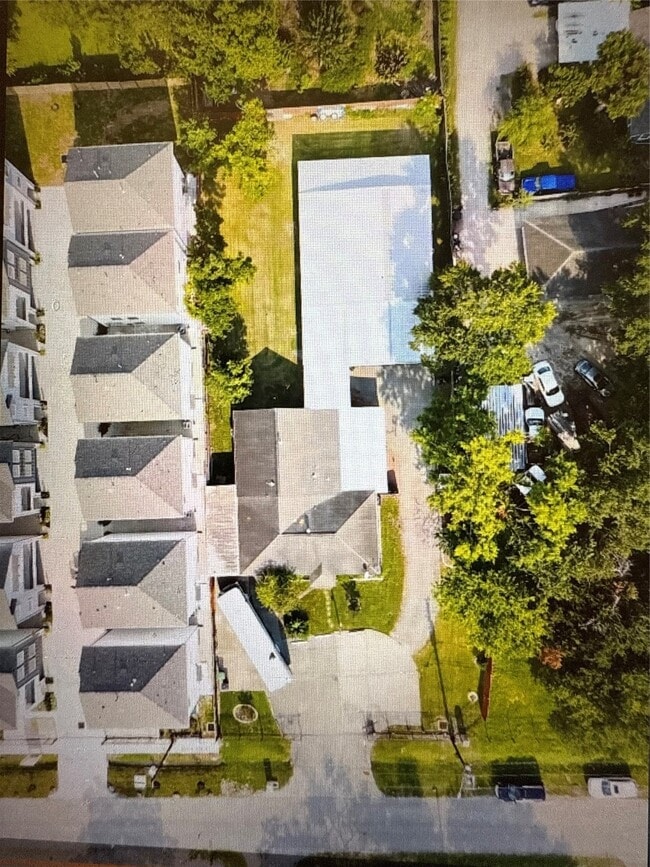 Building Photo - 2302 Hoskins Dr