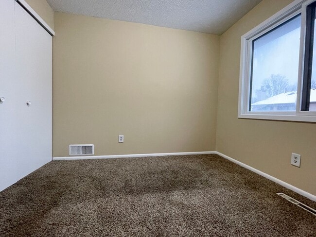 Building Photo - 3 bed/2 bath Sweet Townhome In Brooklyn Pa...