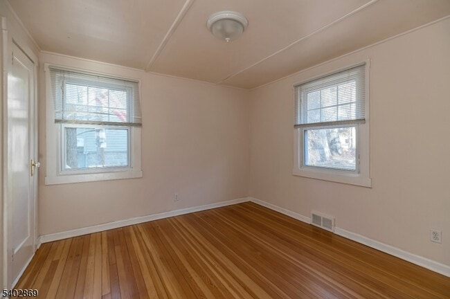 Building Photo - 103 Upper Lakeview Ave