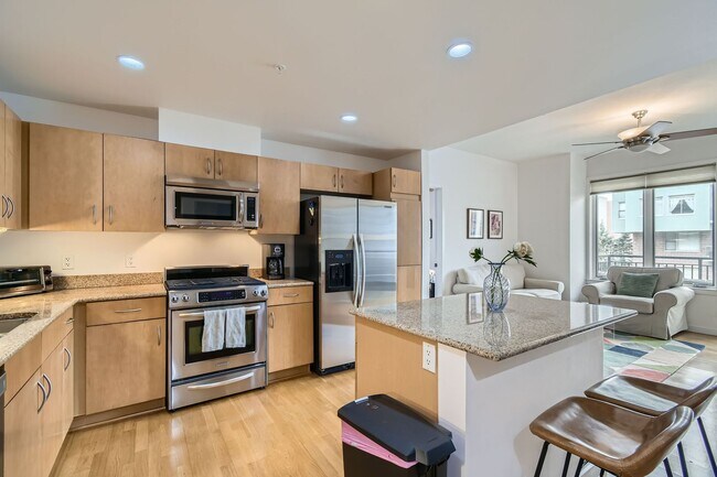 Building Photo - 2-BDR Retreat with Rooftop Pool & Gym