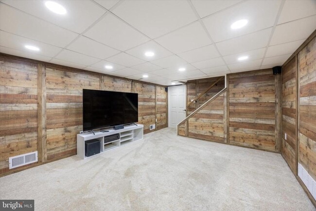 Building Photo - 103 Valley Rd