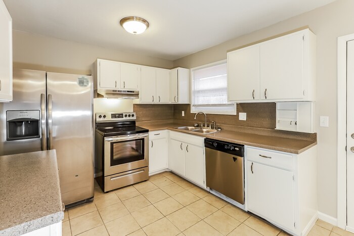 Building Photo - 5400 NE 59th Ter