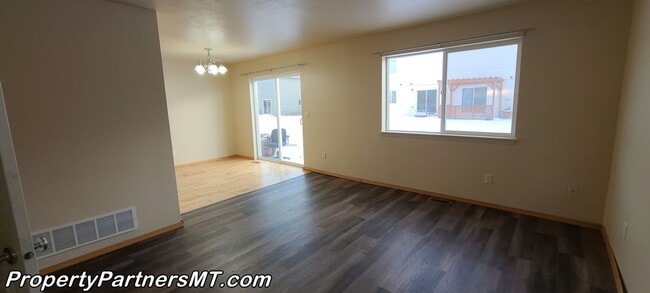 Building Photo - Very Nice 3 Bed 2.5 Bath Town house in River Rock Subdivision!