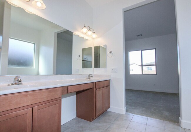 Building Photo - 3 bed 2 bath in Pronghorn Ranch