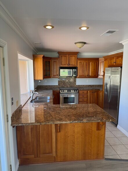 Modern Kitchen - 27111 Capote de Paseo