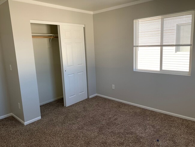 Building Photo - 3 BEDROOM,  2.5 BATHROOM TOWNHOUSE WITH 2 ...