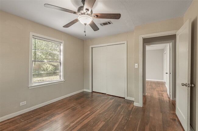 Building Photo - 1528 Ave P