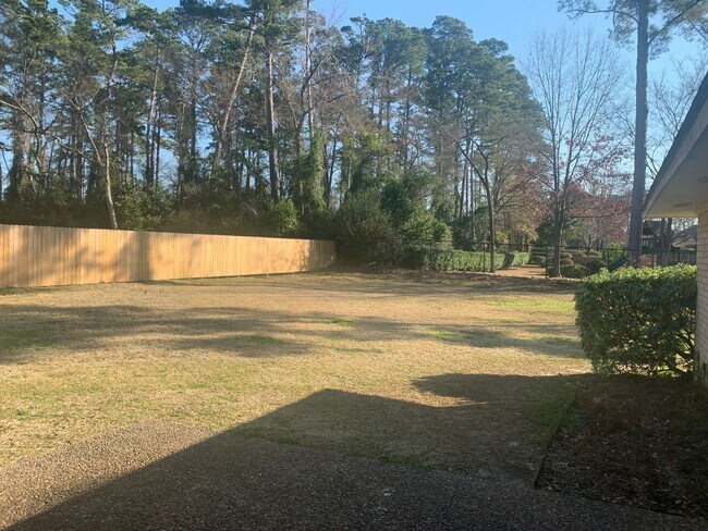 Building Photo - 3/2.5/2  LISD FENCED YARD PET FRIENDLY
